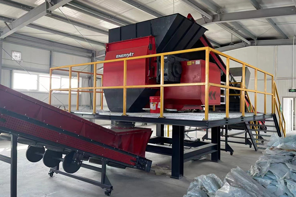 حالة معدات تقطيع النفايات البلاستيكية المخصصة 1